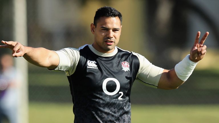 Ben Te&#39;o issues instructions during the England training session held at Browns Sports Club on October 29, 2018 in Vilamoura, Portugal.