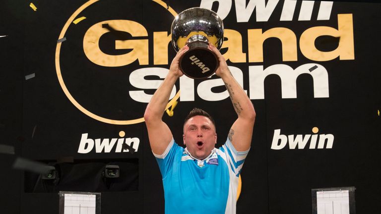 BWIN GRAND SLAM OF DARTS.ALDERSLEY LEISURE VILLAGE,.WOLVERHAMPTON.PIC;LAWRENCE LUSTIG.FINAL.GARY ANDERSON V GERWYN PRICE.GERWYN PRICE IN ACTION