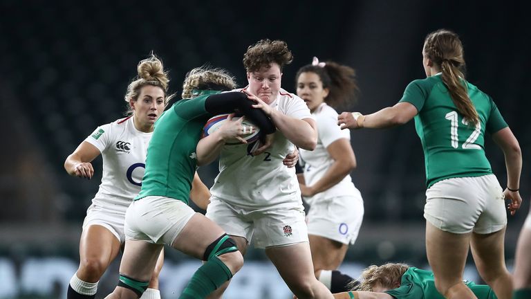 Hannah Botterman takes on the Ireland defence