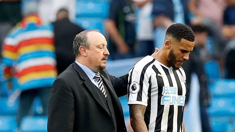 Newcastle United manager Rafael Benitez (centre) with Newcastle United&#39;s Jamaal Lascelles (right)