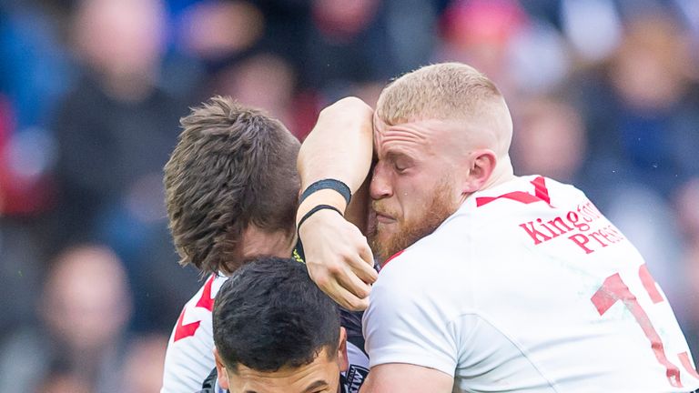 New Zealand's Jamayne Isaako is tackled by England's John Bateman & Luke Thompson.