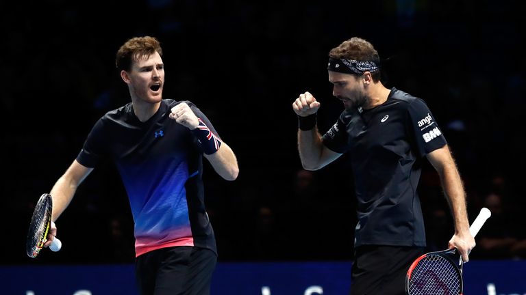Jamie Murray and Bruno Soares are the first players to qualify for the last four