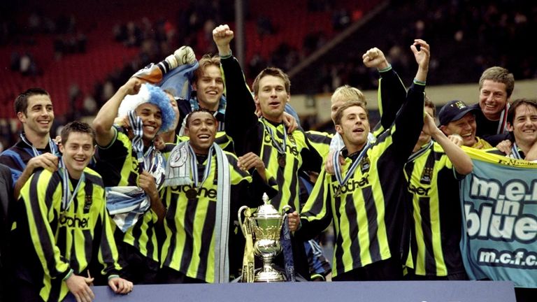 1999年，曼城队(Manchester City's)的球员在赢得升级后庆祝