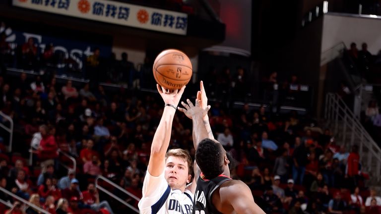 HOUSTON, TX - NOVEMBER 28: Luka Doncic #77 of the Dallas Mavericks shoots the ball against the Houston Rockets on November 28, 2018 at the Toyota Center in Houston, Texas. NOTE TO USER: User expressly acknowledges and agrees that, by downloading and or using this photograph, User is consenting to the terms and conditions of the Getty Images License Agreement. Mandatory Copyright Notice: Copyright 2018 NBAE (Photo by Bill Baptist/NBAE via Getty Images)