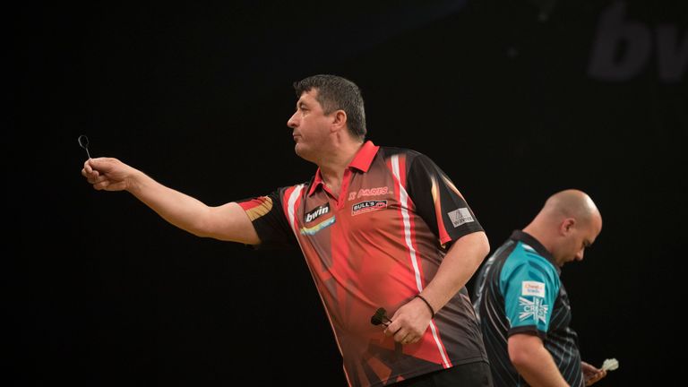 BWIN GRAND SLAM OF DARTS.ALDERSLEY LEISURE VILLAGE,.WOLVERHAMPTON.PIC;LAWRENCE LUSTIG.ROUND 2.ROB CROSS V MENSUR SULJOVIC.MENSUR SULJOVIC IN ACTION