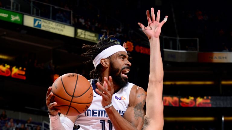 Mike Conley looks for a pass during the Grizzlies @ Suns game in Phoenix