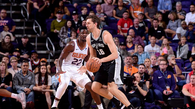PHOENIX, AZ - OCTOBER 31: Pau Gasol #16 of the San Antonio Spurs handles the ball against the Phoenix Suns on October 31, 2018 at Talking Stick Resort Arena in Phoenix, Arizona. NOTE TO USER: User expressly acknowledges and agrees that, by downloading and or using this photograph, user is consenting to the terms and conditions of the Getty Images License Agreement. Mandatory Copyright Notice: Copyright 2018 NBAE (Photo by Michael Gonzales/NBAE via Getty Images)