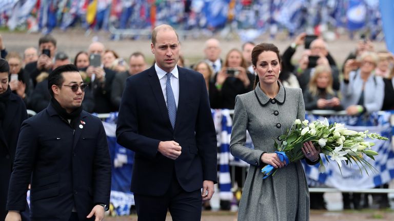 Duke dan Duchess of Cambridge tiba di Stadion King Power Leicester City dengan hormat mereka kepada para korban kecelakaan helikopter di klub pada bulan Oktober