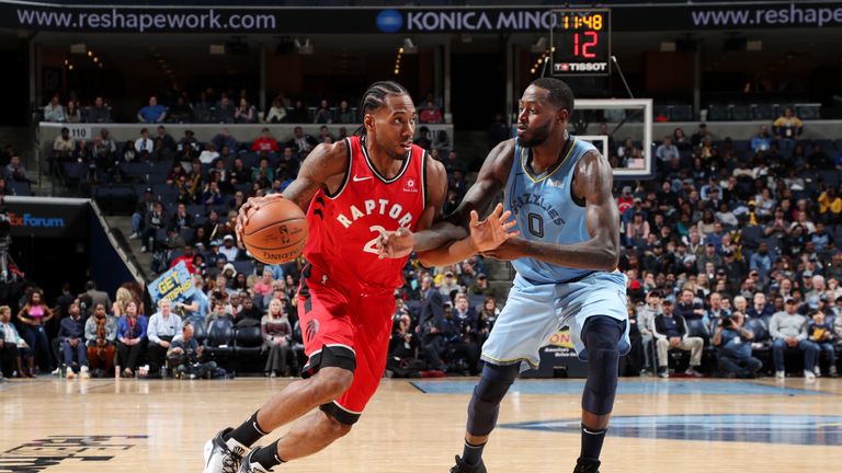 MEMPHIS, TN - NOVEMBER 27: Kawhi Leonard #2 of the Toronto Raptors drives to the basket against the Memphis Grizzlies on November 27, 2018 at FedExForum in Memphis, Tennessee. NOTE TO USER: User expressly acknowledges and agrees that, by downloading and or using this photograph, User is consenting to the terms and conditions of the Getty Images License Agreement. Mandatory Copyright Notice: Copyright 2018 NBAE (Photo by Joe Murphy/NBAE via Getty Images).