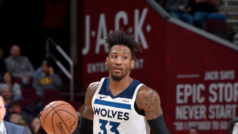 Robert Covington # 33 de los Minnesota Timberwolves maneja el balón contra los Cleveland Cavaliers el 26 de noviembre de 2018 en Quicken Loans Arena en Cleveland, Ohio.