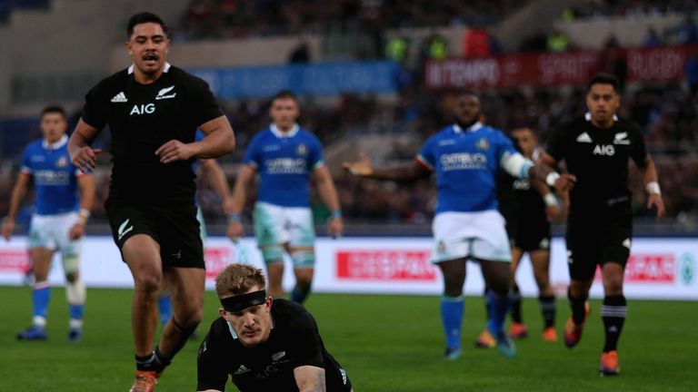 Damian McKenzie scores a try against Italy