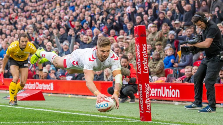 England's Tommy Makinson dives over to score