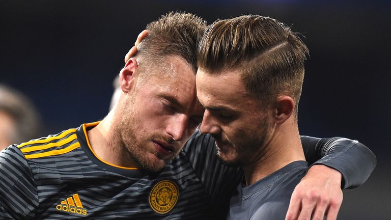 Jamie Vardy and James Morrison embrace after Leicester&#39;s 1-0 win at Cardiff.