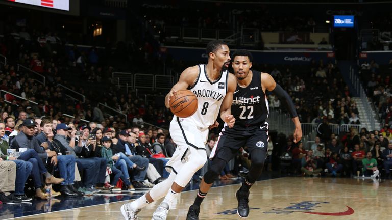Spencer Dinwiddie drives as the Washington Wizards&#39; defense