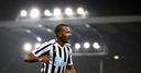 Newcastle hold on for point at Everton