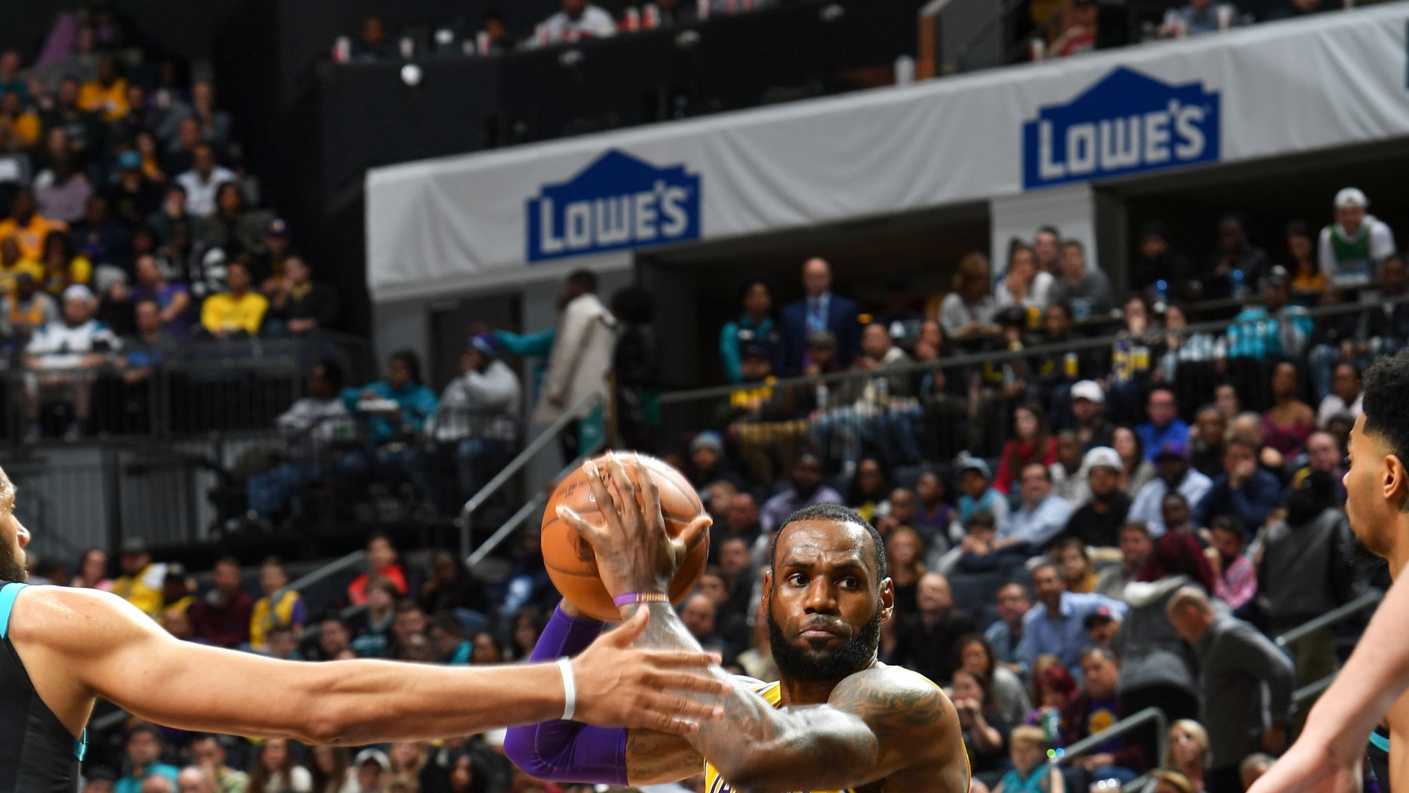 Lakers' losing streak extended to 10 games by Hornets - Los