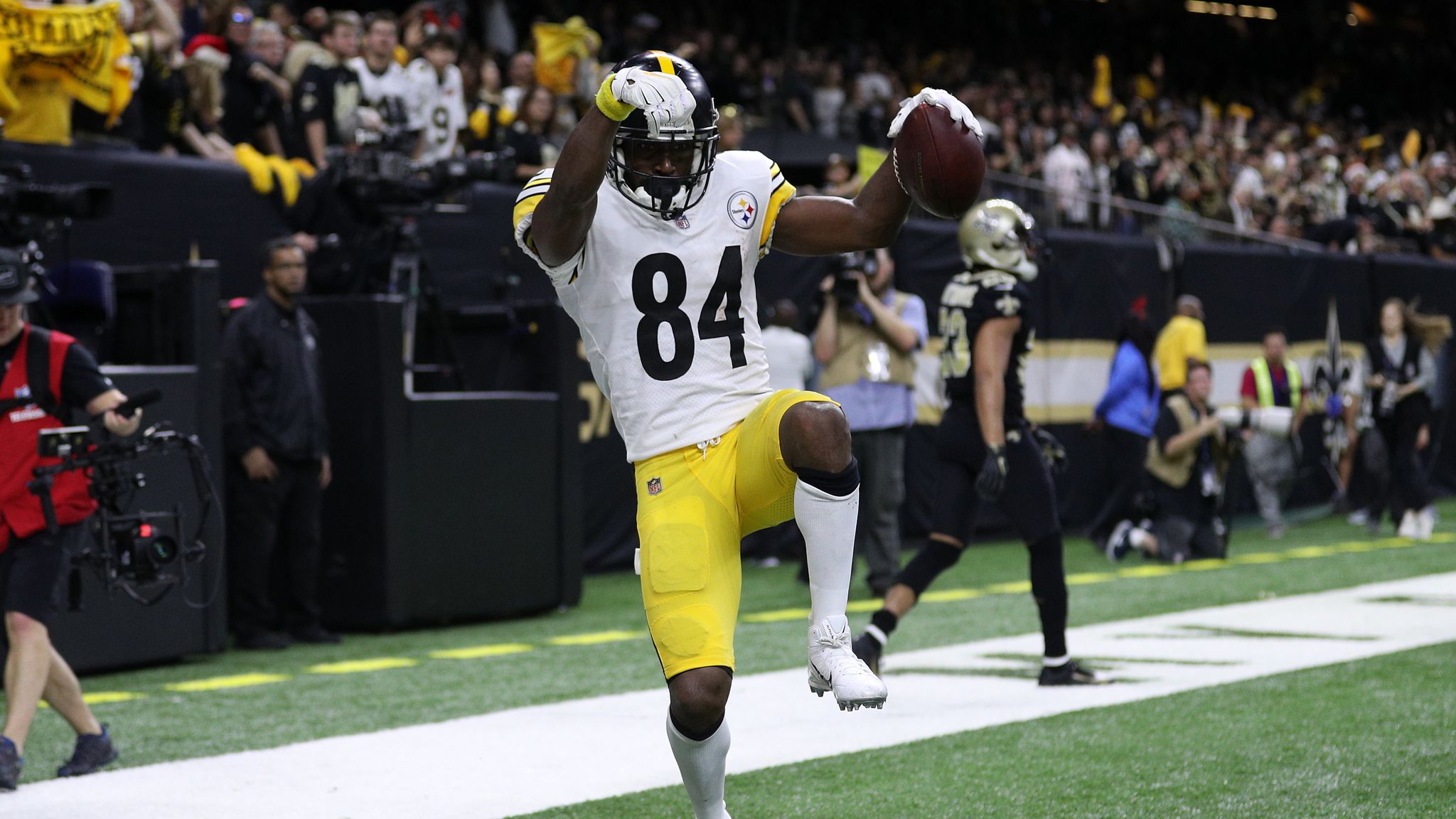 Steelers WR Antonio Brown ready with his No. 84 'Browns' jerseys