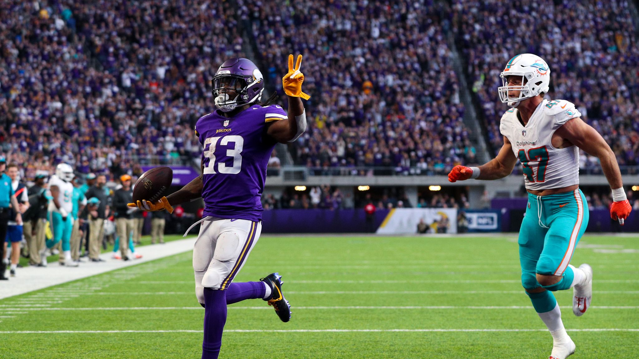 Cook's late touchdown gives Vikings win over Dolphins