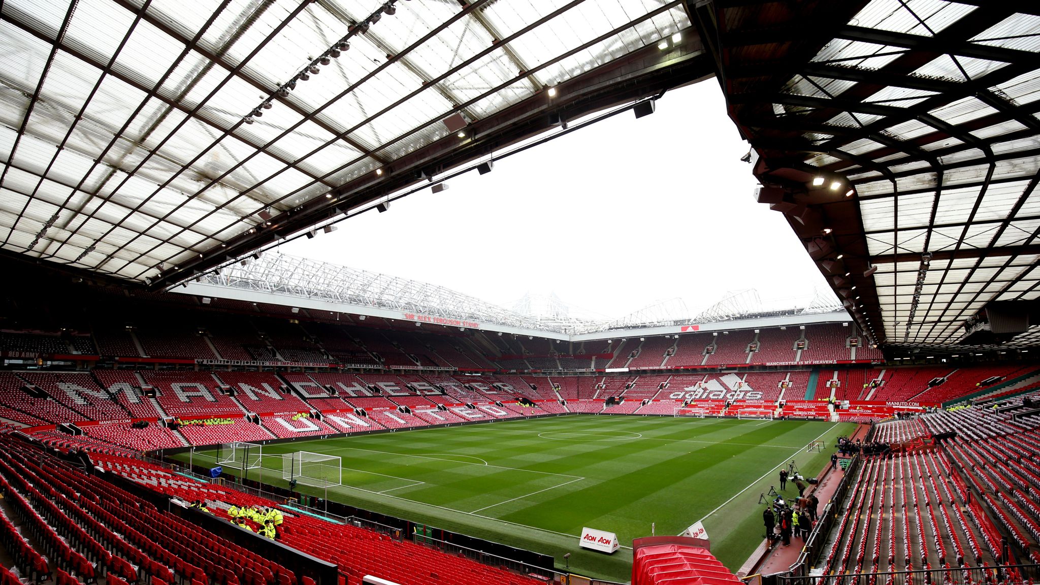 Football team play at old trafford. Олд Траффорд стадион. Манчестер Юнайтед Олд Траффорд. Стадион Олд Траффорд Манчестер Юнайтед. Размеры футбольного поля Олд Траффорд.