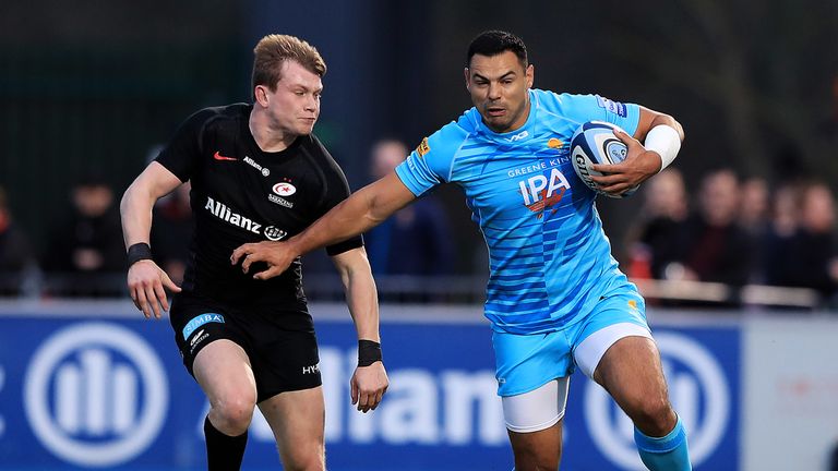 Ben Te'o of Worcester Warriors looks to beat the tackle from Nick Tompkins