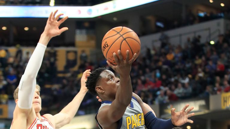 Darren Collison evades Bulls defenders