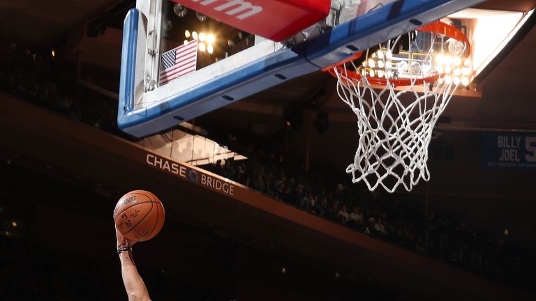 Giannis Antetokounmpo dunks against the New York Knicks