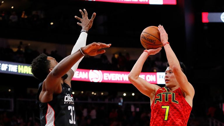 Jeremy Lin shoots over Jeff Green