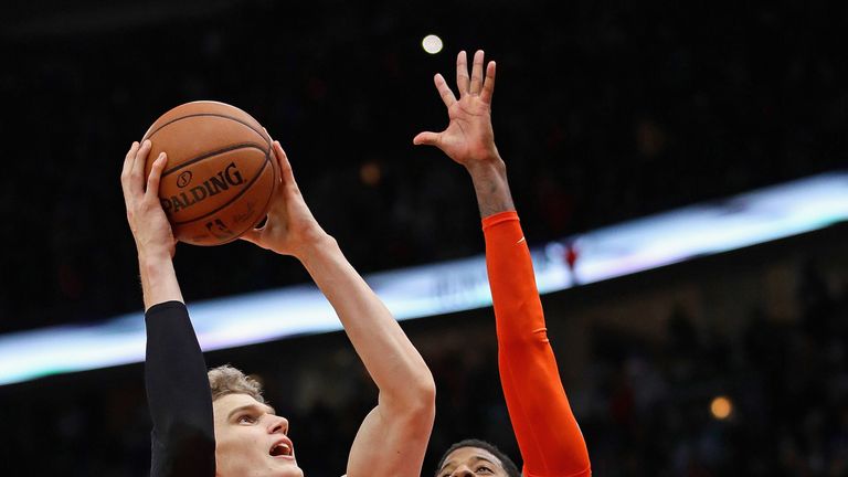 Lauri Markkanen shots over Paul George