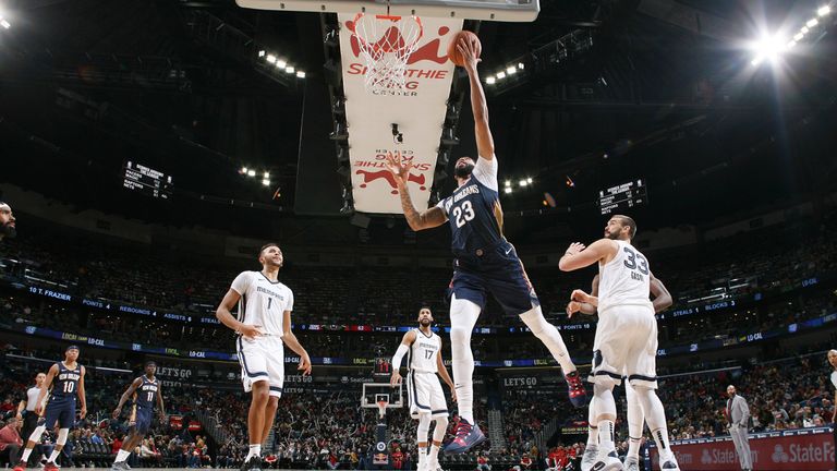 Anthony Davis of the New Orleans Pelicans shoots the ball against the Memphis Grizzlies on December 7, 2018