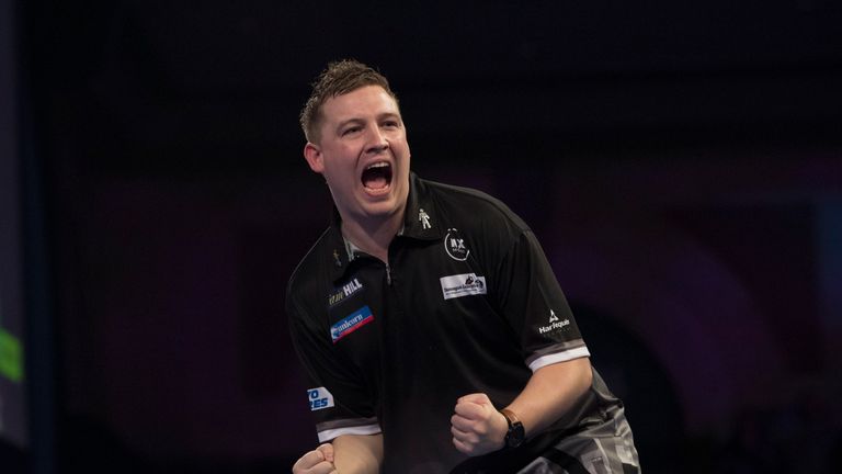 WILLIAM HILL WORLD DARTS CHAMPIONSHIP 2019.ALEXANDRA PALACE,.LONDON.PIC;LAWRENCE LUSTIG.ROUND 3.VINCENT VAN DER VOORT V CHRIS DOBEY.CHRIS DOBEY IN ACTION