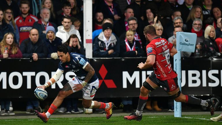 Denny Solomona scores the bonus-point try for Sale