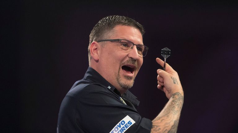 WILLIAM HILL WORLD DARTS CHAMPIONSHIP 2019.ALEXANDRA PALACE,.LONDON.PIC;LAWRENCE LUSTIG.ROUND 2 .Gary ANDERSON V KEVIN BURNESS.A WASP LANDS ON GARY ANDERSON'S SHOULDER