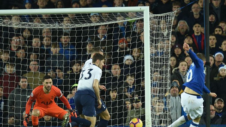 Gylfi Sigurdson makes it 4-2