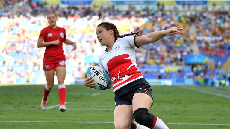 Jess Breach goes to score a try against Canada at the Commonwealth Games 