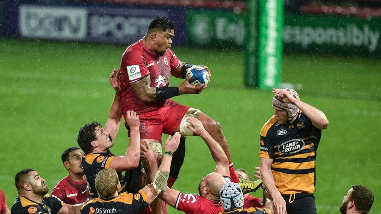 Joe Tekori wins a lineout ball for Toulouse