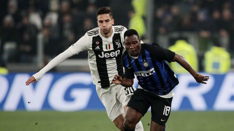 Inter Milan's Kwadwo Asamoah (R) vies for the ball with Juventus' Rodrigo Bentancur