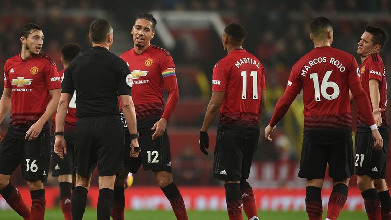 Manchester United&#39;s English defender Chris Smalling (C) talks to referee Andre Mariner (3L) after Arsenal were awarded a goal to open the scoring during the English Premier League football match between Manchester United and Arsenal at Old Trafford in Manchester, north west England, on December 5, 2018.
