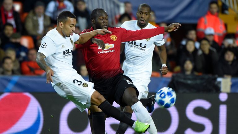 Valencia's Portuguese defender Ruben Vezo (L) challenges Manchester United's Belgian striker Romelu Lukaku (C) next to Valencia's French midfielder Geoffrey Kondogbia (back R) during the UEFA Champions League group H football match between Valencia CF and Manchester United at the Mestalla stadium in Valencia on December 12, 2018
