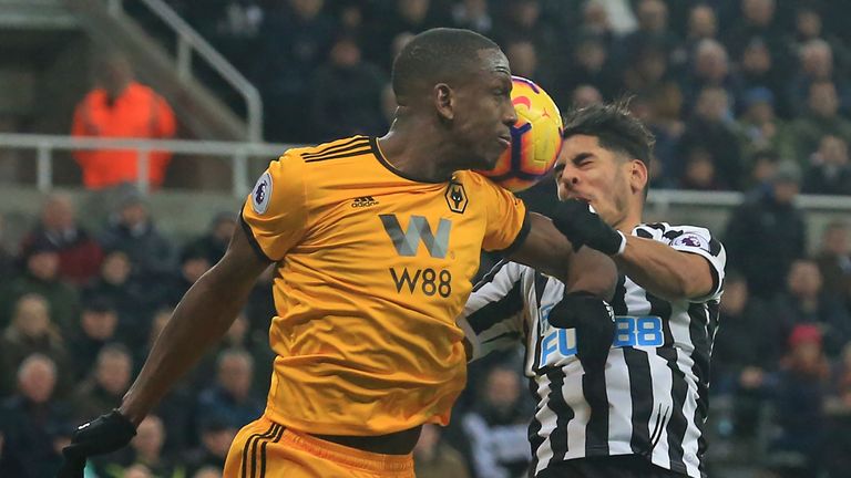 Wily Boly challenges with Ayoze Perez