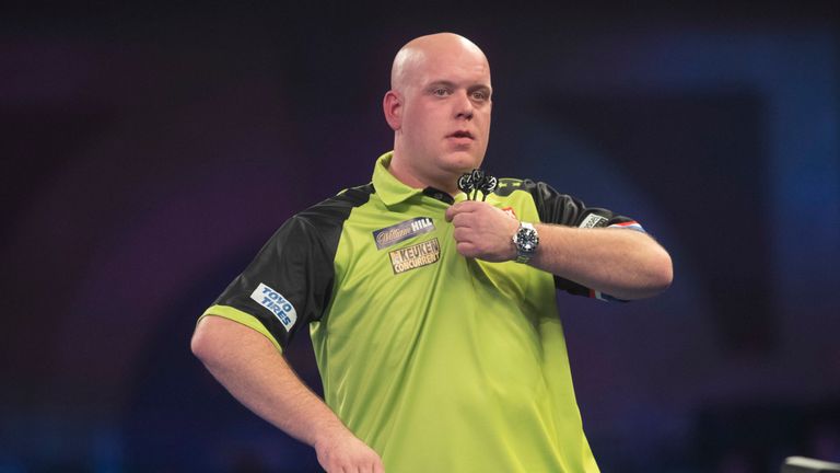 WILLIAM HILL WORLD DARTS CHAMPIONSHIP 2019.ALEXANDRA PALACE,.LONDON.PIC;LAWRENCE LUSTIG.ROUND 2.MICHAEL VAN GERWEN V ALAN TABERN.MICHAEL VAN GERWEN  IN ACTION.