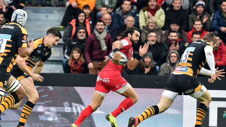 Toulouse's winger Yoann Huget (C) runs to score a try during the European Champions Cup pool one rugby union match between Toulouse and Wasps, at the Ernest Wallon stadium in Toulouse, southern France on December 15, 2018.