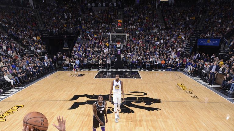 Stephen Curry lays the ball home against the Sacramento Kings