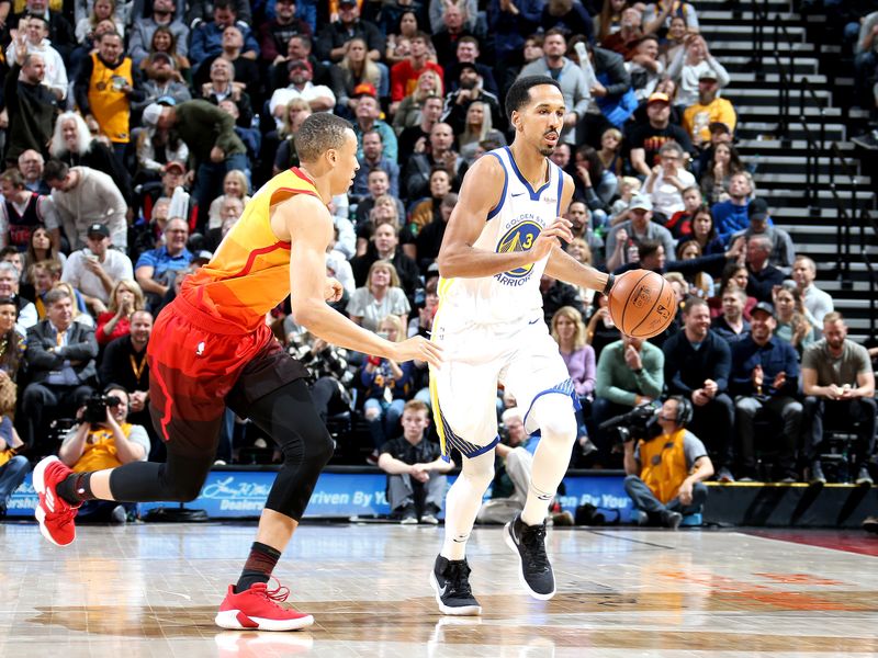 Shaun Livingston of the Golden State Warriors handles the ball