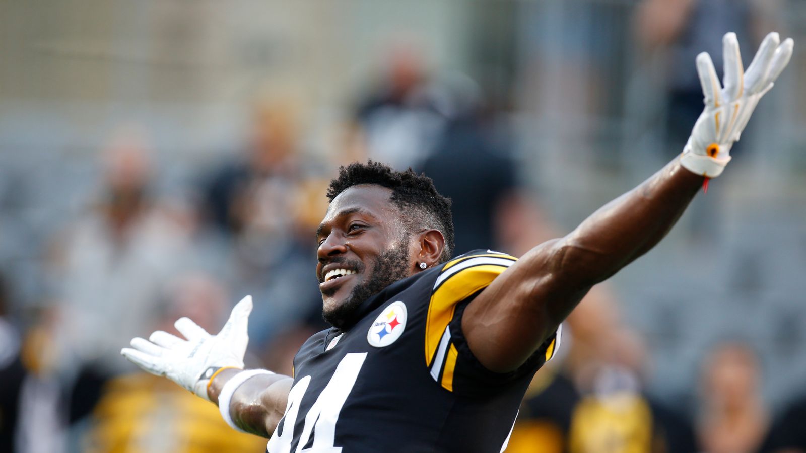 Steelers WR Antonio Brown ready with his No. 84 'Browns' jerseys