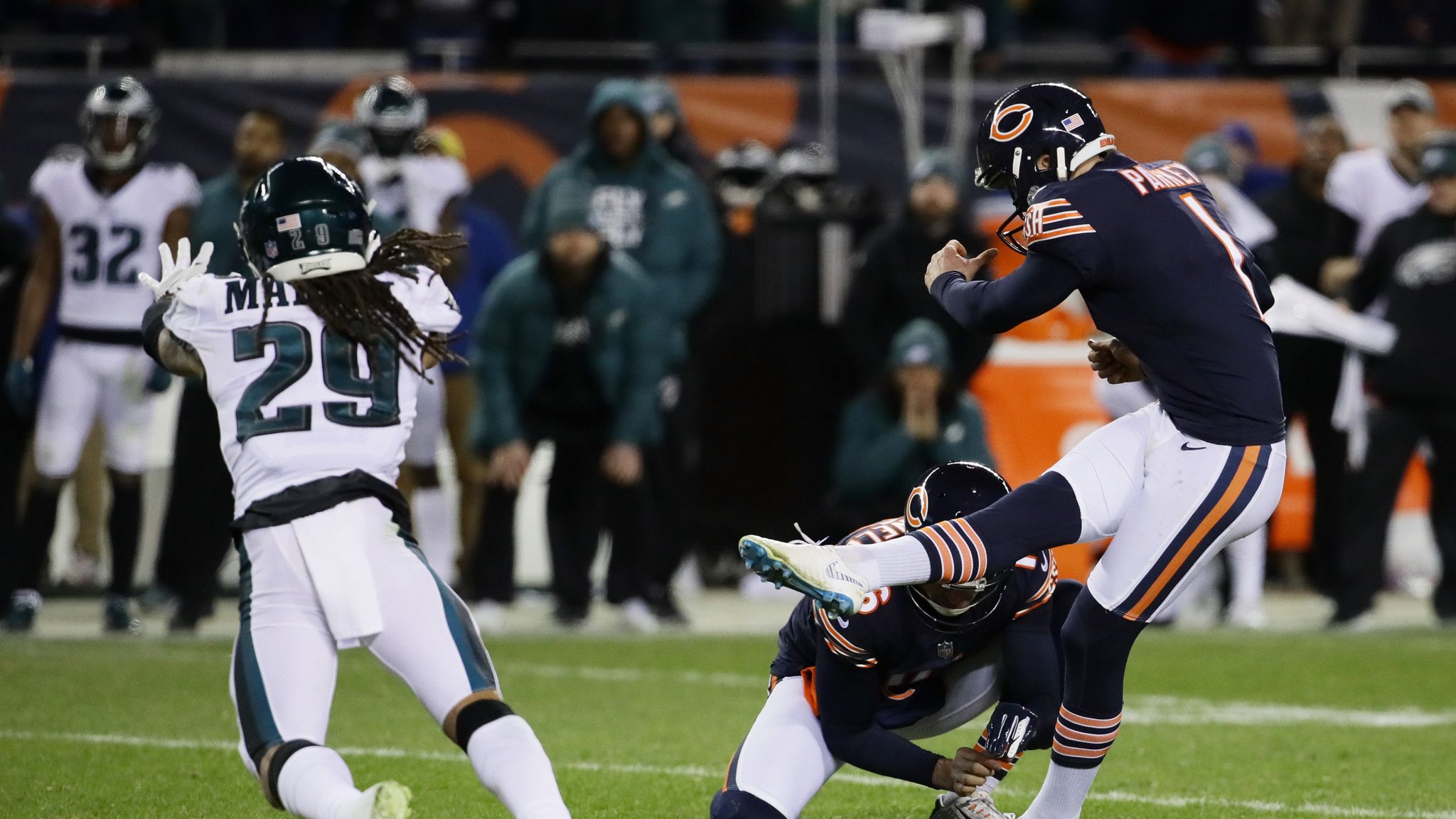 Philadelphia Eagles survive late field-goal attempt to eliminate Chicago  Bears, 16-15 