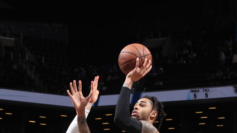 D'Angelo Russell lofts a floater against Chicago