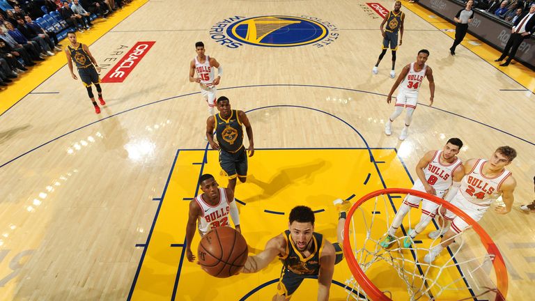 Klay Thompson scores from close range against Chicago