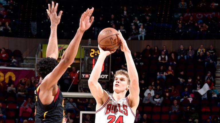 Lauri Markkanen fires a jump shot