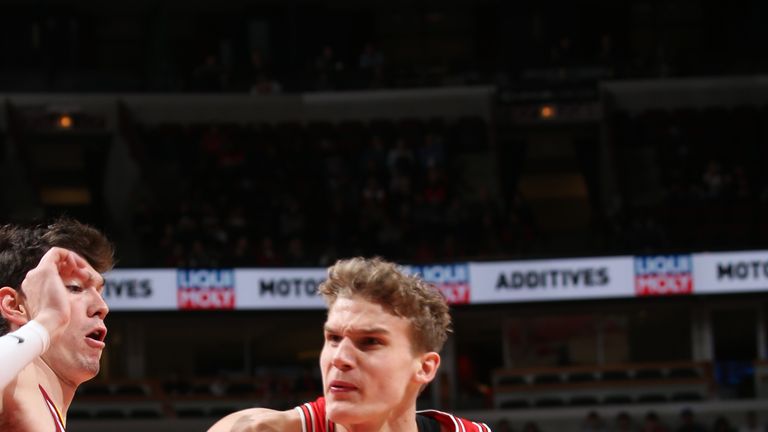 Lauri Markkanen fights his way to the rim for Chicago
