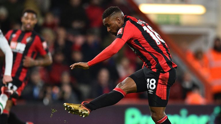 Bournemouth&#39;s English striker Jermain Defoe misses with this attempt during the English Premier League football match between Bournemouth and Liverpool at the Vitality Stadium in Bournemouth, southern England on December 17, 2017